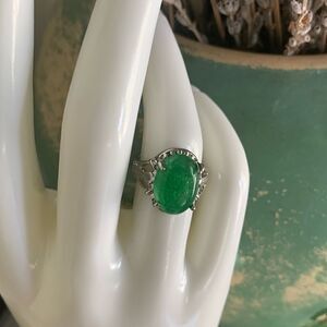 Beautiful Vintage Emerald Green Cabochon ring, Unmarked
